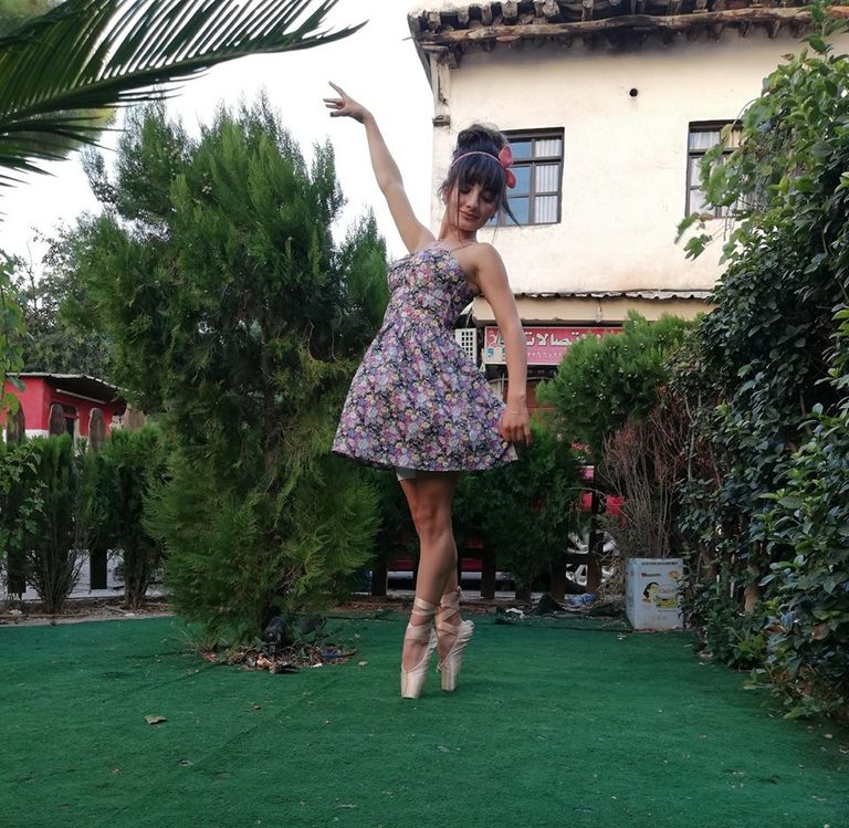 فتاة ترقص الباليه في شوارع دمشق