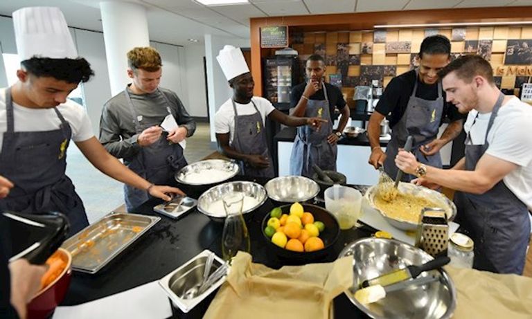 ليفربول لاعبو ليفربول في المطبخ