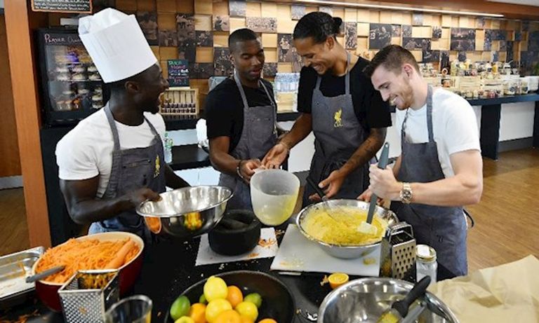 ليفربول لاعبو ليفربول في المطبخ