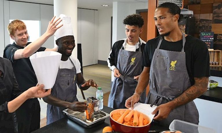 ليفربول لاعبو ليفربول في المطبخ