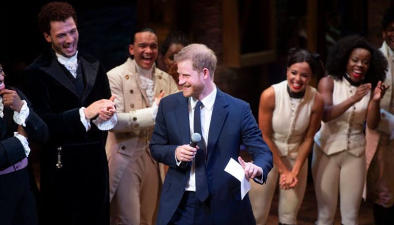 الأمير هاري يتحدث مع الحضور بعد عرض مسرحية هاملتون الأمير هاري وزوجته ميجان ماركل