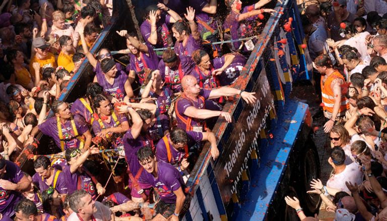 حرب الطماطم في مهرجان توماتينا في إسبانيا مهرجان حرب الطماطم في إسبانيا