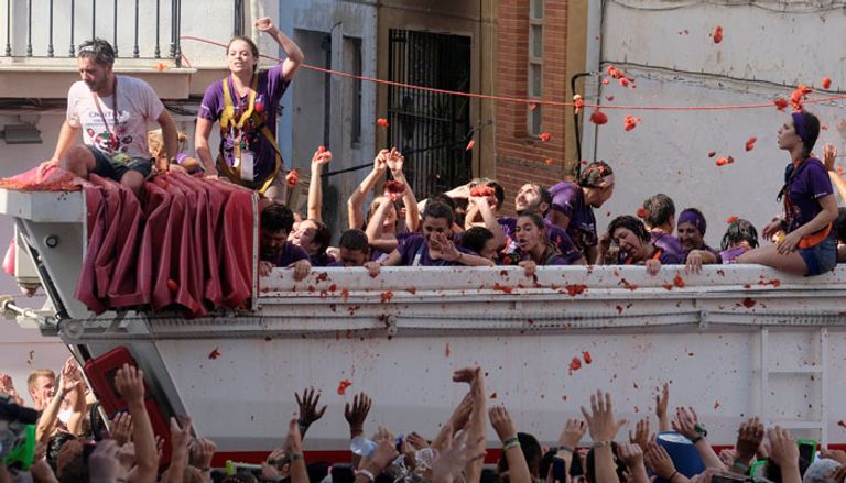 حرب الطماطم في مهرجان توماتينا في إسبانيا مهرجان حرب الطماطم في إسبانيا