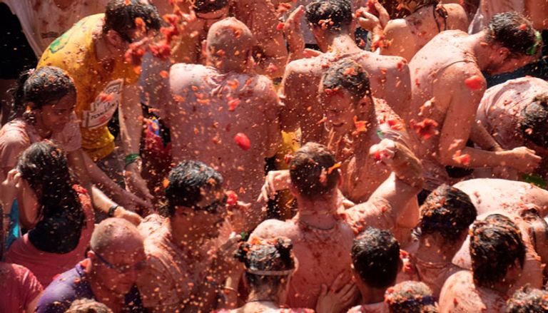 حرب الطماطم في مهرجان توماتينا في إسبانيا مهرجان حرب الطماطم في إسبانيا