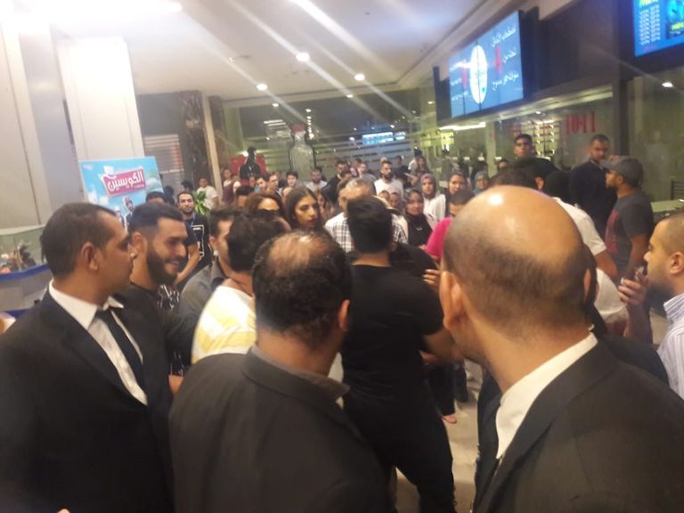 المطربة المغربية سميرة سعيد لحظة وصولها إلى قاعة العرض