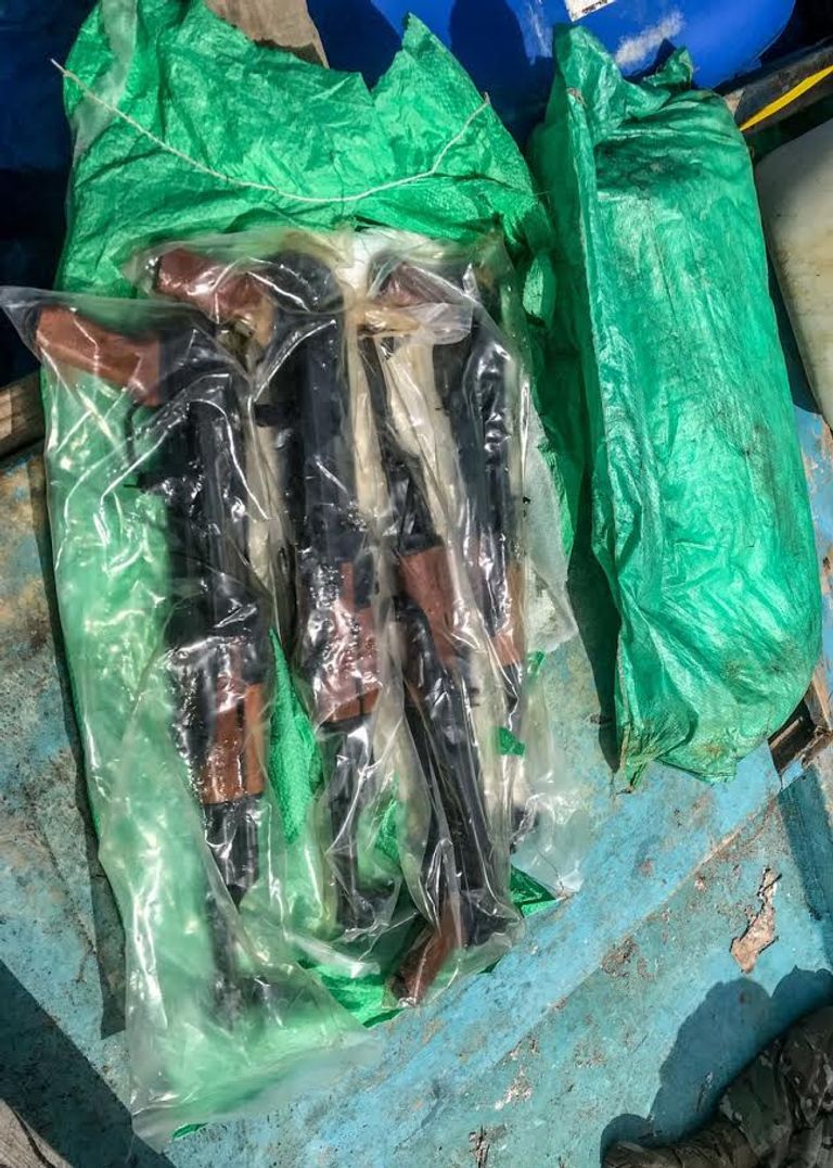 أسلحة تم ضبطها على سفينة في خليج عدن قارب الأسلحة المهربة الذي تم ضبطه في خليج عدن