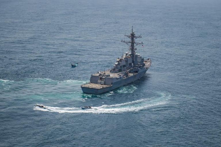 صور لقارب تهريب أسلحة تم ضبطه بخليج عدن قارب الأسلحة المهربة الذي تم ضبطه في خليج عدن