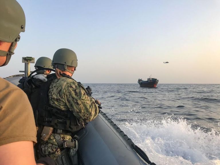 قارب الأسلحة المهربة الذي تم ضبطه في خليج عدن