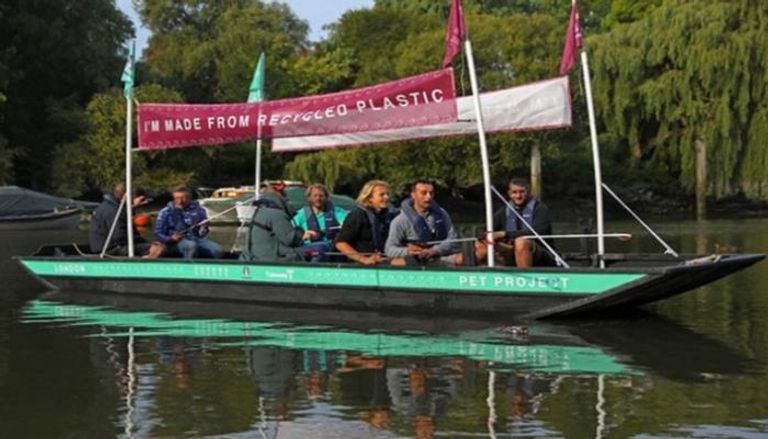  تدشين قارب من النفايات البلاستيكية في بريطانيا