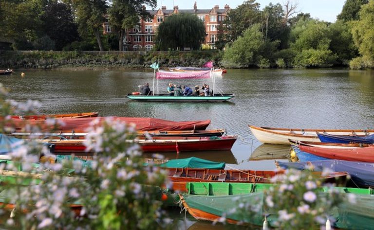 تدشين قارب من النفايات البلاستيكية في بريطانيا