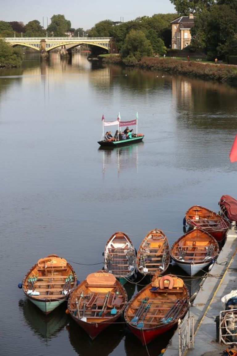 تدشين قارب من النفايات البلاستيكية في بريطانيا