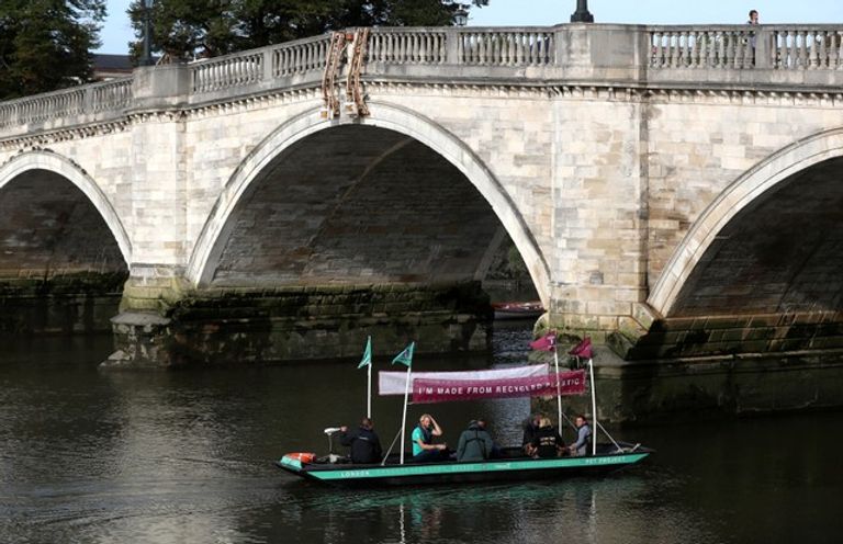 تدشين قارب من النفايات البلاستيكية في بريطانيا