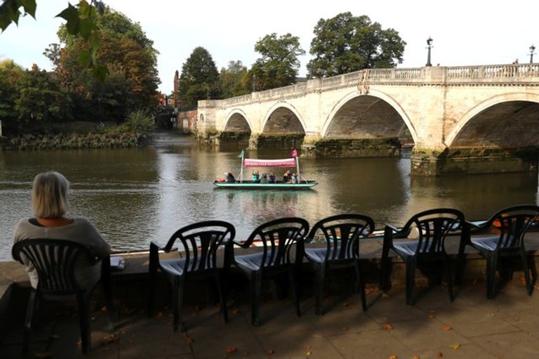 تدشين قارب من النفايات البلاستيكية في بريطانيا