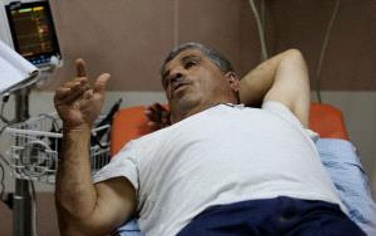 الوزير عساف خلال تلقي العلاج في المجمع الطبي برام الله بعد الإصابة