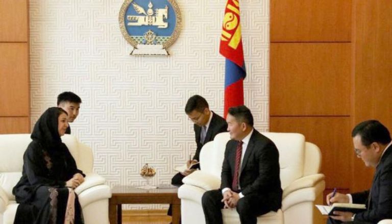 ريم الهاشمي خلال لقائها الرئيس المنغولي