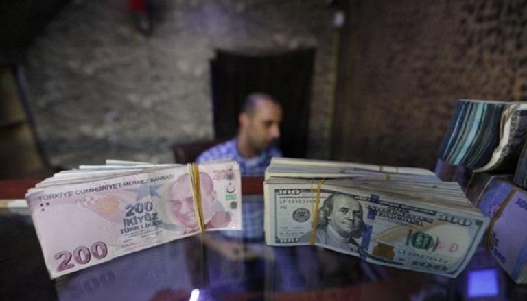 الليرة التركية تواصل تراجعها أمام الدولار 
