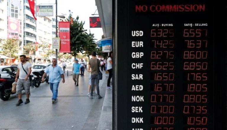 شاشة تتبع شركة صرافة تركية تظهر تدهور سعر  الليرة - رويترز