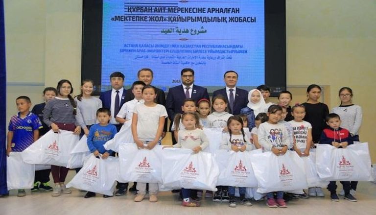 توزيع الزي المدرسي على الطلاب في كازاخستان 