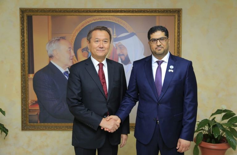 توزيع الزي المدرسي على الطلاب في كازاخستان