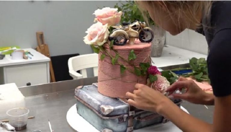خبازة روسية تبدع في صنع الكعك بأشكال مبتكرة