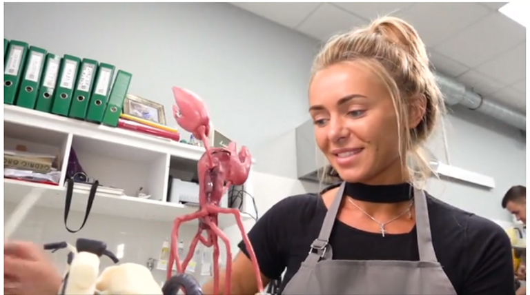 خبازة روسية تبدع في صنع الكعك بأشكال مبتكرة