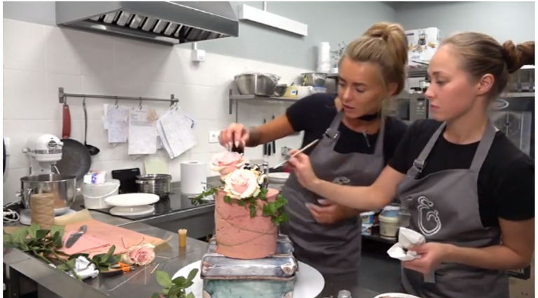 خبازة روسية تبدع في صنع الكعك بأشكال مبتكرة