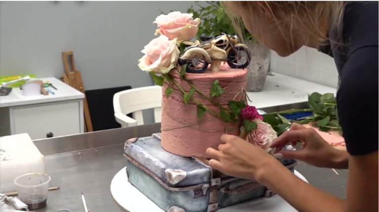 خبازة روسية تبدع في صنع الكعك بأشكال مبتكرة