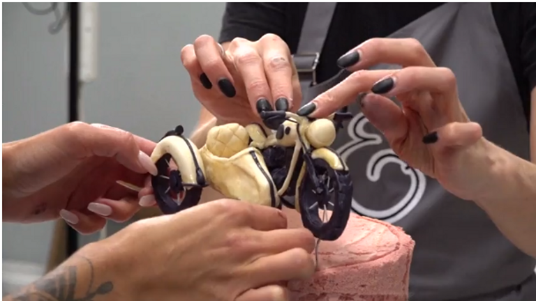 خبازة روسية تبدع في صنع الكعك بأشكال مبتكرة