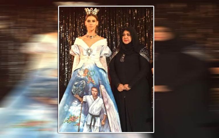 "منى المنصوري" في عرض أزياء سابق بموسكو