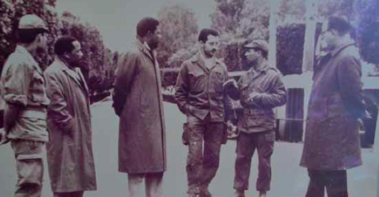 مانديلا في الجزائر مع مناضلين جزائريين في ستينيات القرن الماضي أغنية ماديبا الطريق هدية الجزائر في مئوية مانديلا