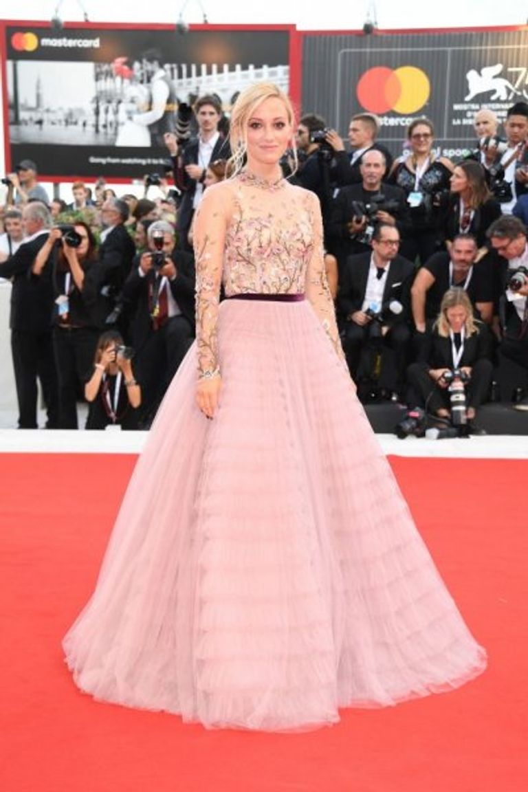النجمة ليدي جاجا بفستان من الريش باللون الوردي