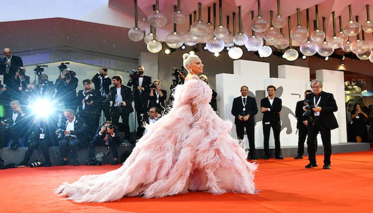 النجمة ليدي جاجا بفستان من الريش باللون الوردي