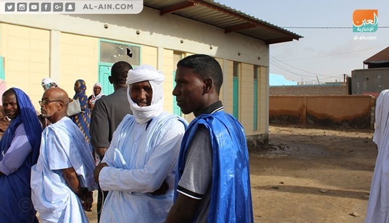 ناخبون موريتانيون يقفون أمام مراكز الاقتراع