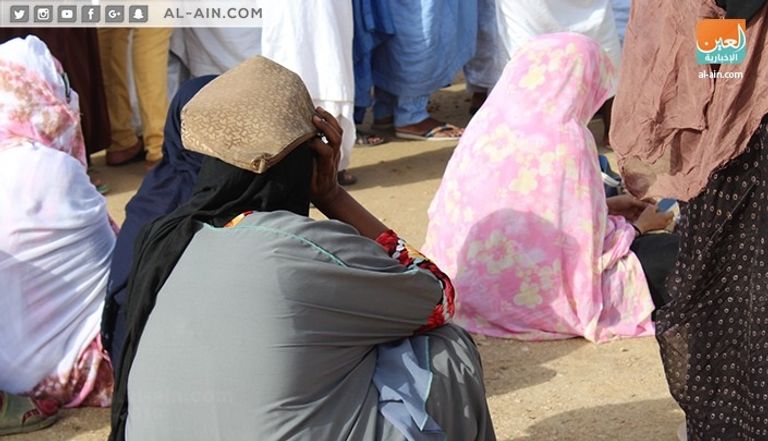 ناخبون موريتانيون يقفون أمام مراكز الاقتراع