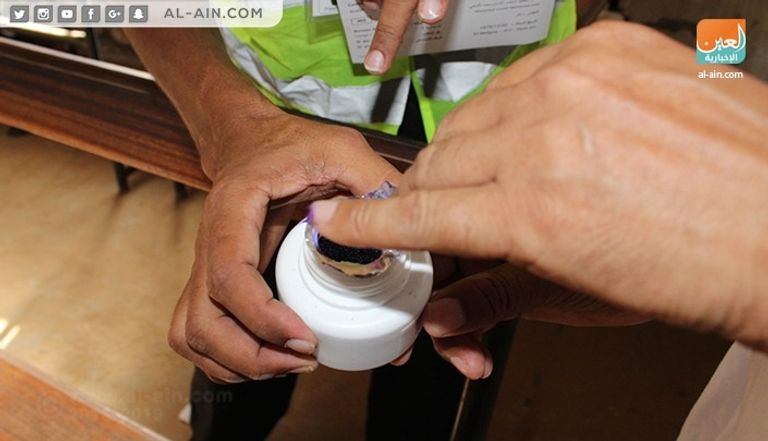 ناخبون موريتانيون يقفون أمام مراكز الاقتراع