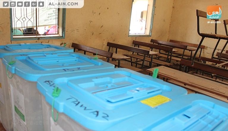 ناخبون موريتانيون يقفون أمام مراكز الاقتراع