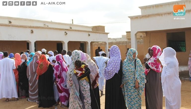 ناخبون موريتانيون يقفون أمام مراكز الاقتراع