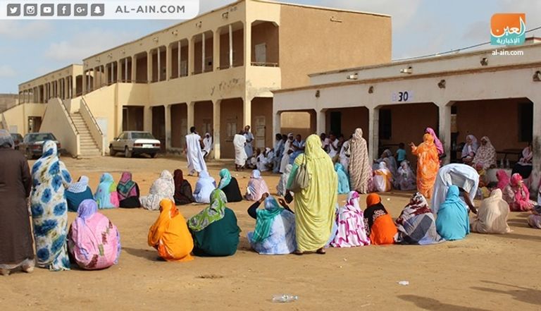 ناخبون موريتانيون يقفون أمام مراكز الاقتراع