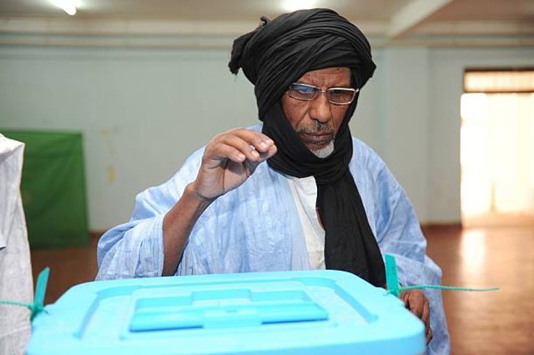 رجل موريتاني يدلي بصوته خلال الانتخابات الماضية - أرشيفية إخوان موريتانيا يسعون لفرض أجندتهم الإرهابية عبر الانتخابات التشريعية