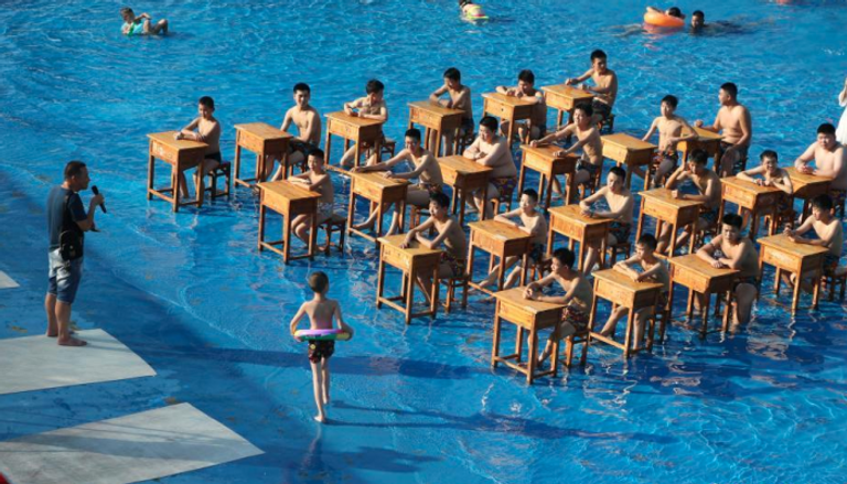 فصول دراسية داخل حوض السباحة في الصين 