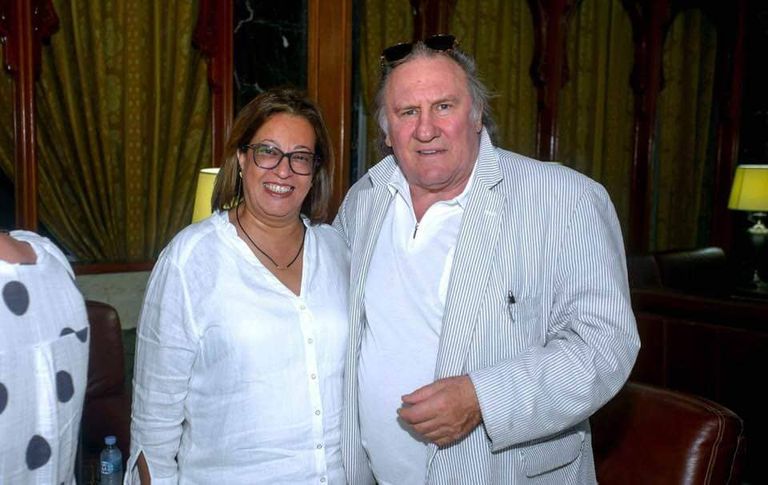 الممثل الفرنسي جيرارد ديبارديو مع منتجة الفيلم الممثل الفرنسي جيرارد ديبارديو بطل الفيلم الجزائري أحمد باي