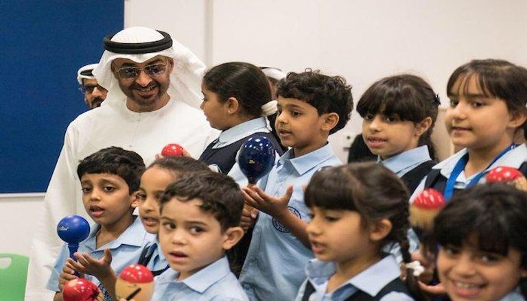 الشيخ محمد بن زايد آل نهيان خلال زيارته مدرسة الأصايل في أبوظبي