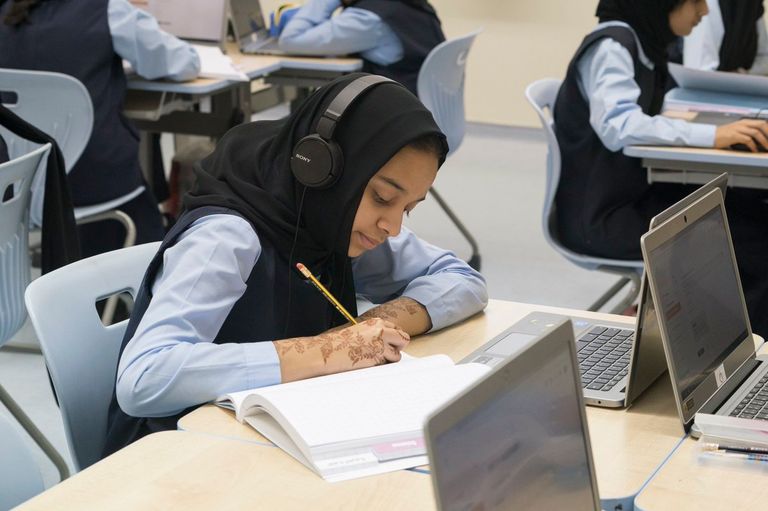 الشيخ محمد بن زايد آل نهيان خلال زيارته مدرسة الأصايل في أبوظبي