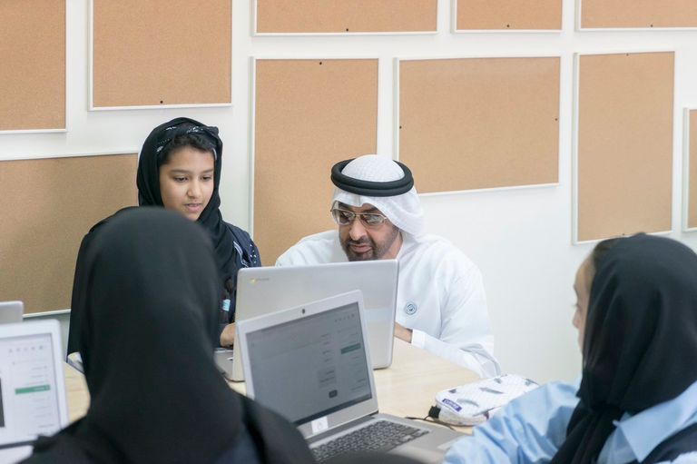 الشيخ محمد بن زايد آل نهيان خلال زيارته مدرسة الأصايل في أبوظبي