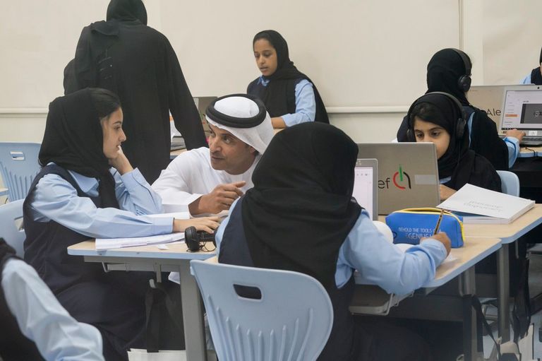 الشيخ محمد بن زايد آل نهيان خلال زيارته مدرسة الأصايل في أبوظبي