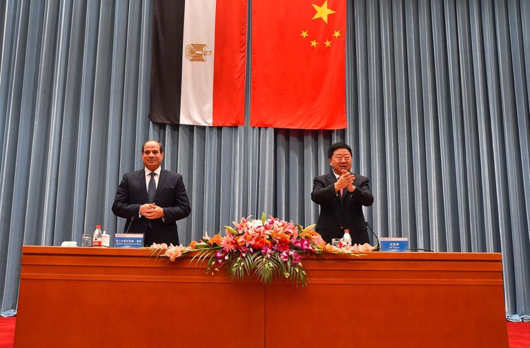 الرئيس المصري في بداية حواره مع طلاب أكاديمية الحزب الشيوعي الصيني السيسي خلال زيارته مقر الحزب الشيوعي الصيني