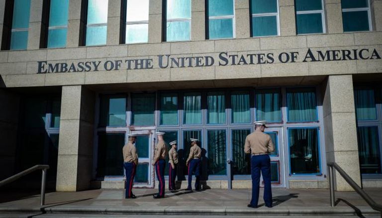 مشاة البحرية خارج السفارة الأمريكية في هافانا