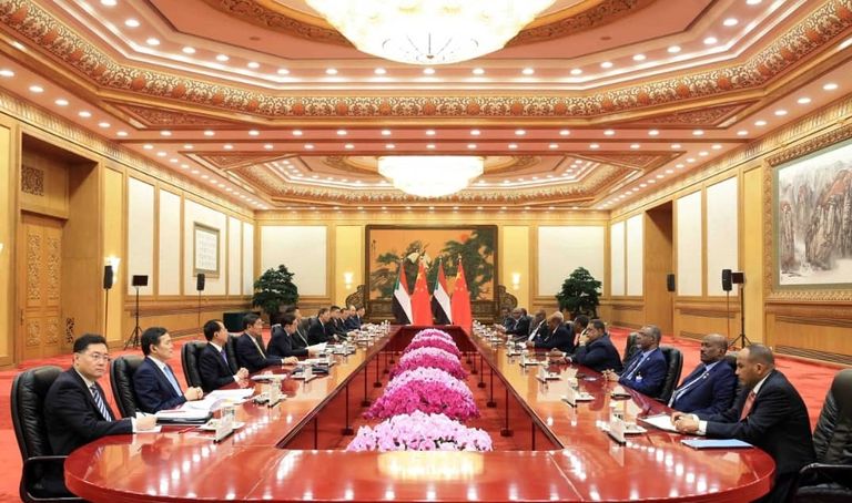 الرئيس السوداني عمر البشير ونظيره الصيني شي جين بينغ