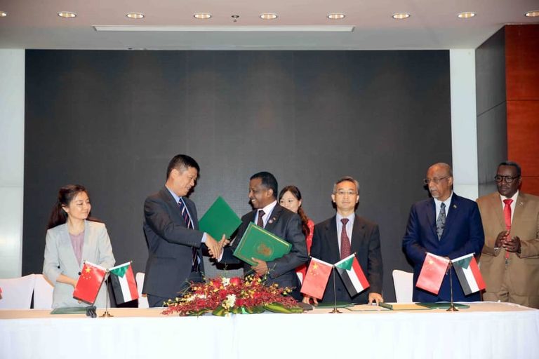 توقيع اتفاقيات اقتصادية بين الحكومة السودانية وشركات صينية الرئيس السوداني عمر البشير ونظيره الصيني شي جين بينغ