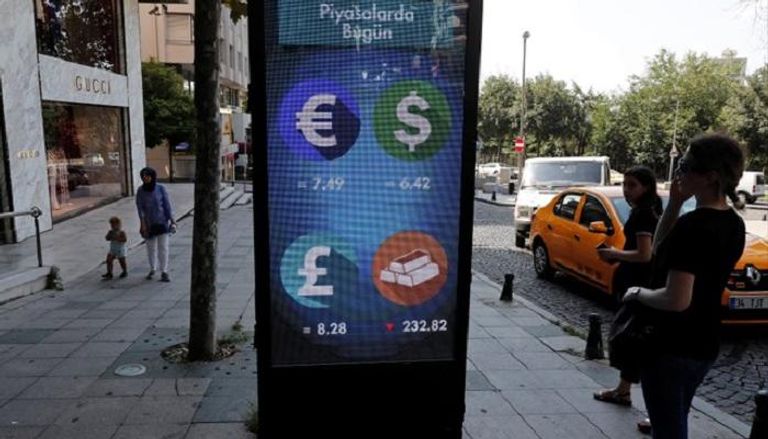 شاشة تظهر أسعار العملات مقابل الليرة في إسطنبول – الصورة من رويترز